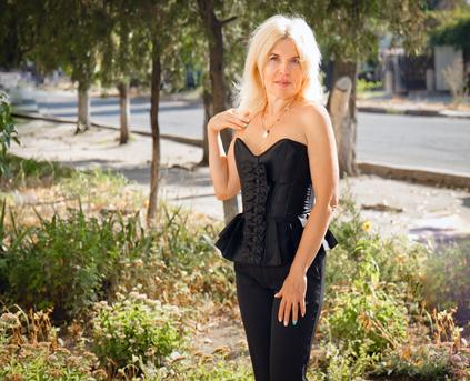 Shy Girl Alone - VIKITORY