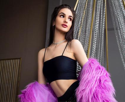 Girl Alone - LanaMuze