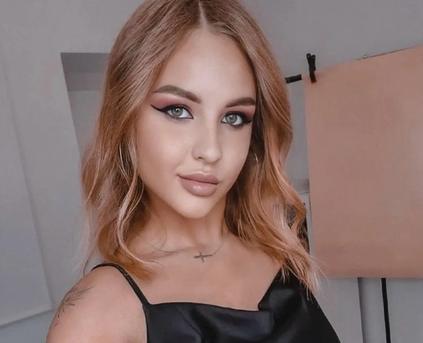 Girl Alone - Molly1701