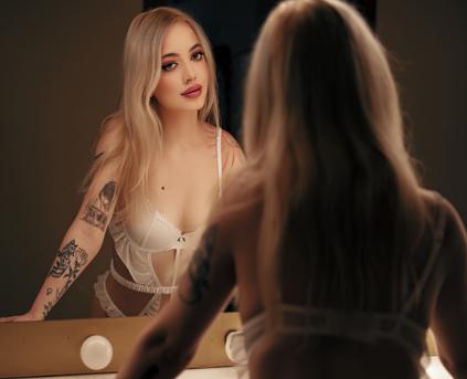 Girl Alone - SarahKreamX