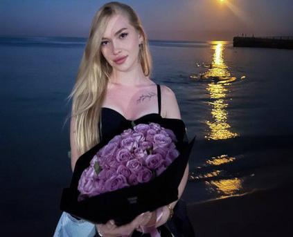 Shy Girl Alone - Antonina2805623