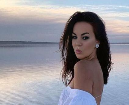 Shy Girl Alone - LisaOlbentys