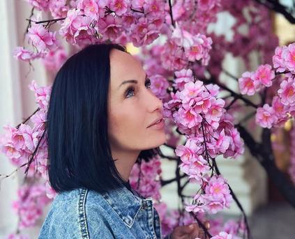 Friends & Romance - FlirtyMuse