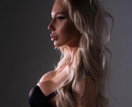 Girl Alone - BeatriceDubois