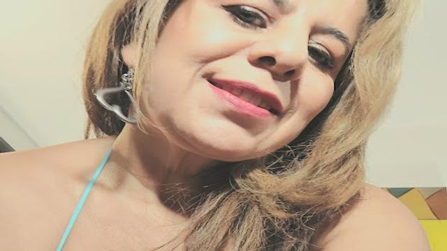selena_milf, live now on ImLive
